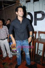 Dino Morea at Barcode 53 launch by Hiten and Gauri Tejwani in Andheri on 6th Aug 2010 (11).JPG
